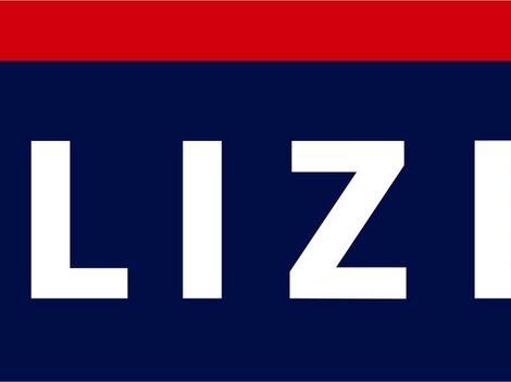 Ein Schild der Polizei mit dem Wort "POLIZEI" in großen, weißen Buchstaben. Darunter ist ein Wappen abgebildet.