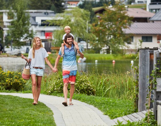 Families spend time at the lake in See in Tirol